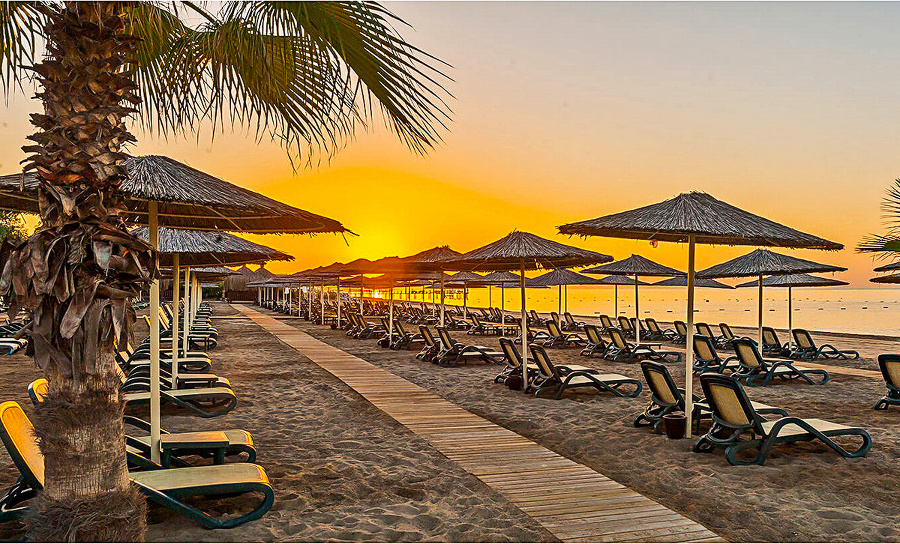 Prominentný párik leňošil na krásnej pláži v letovisku Belek.
