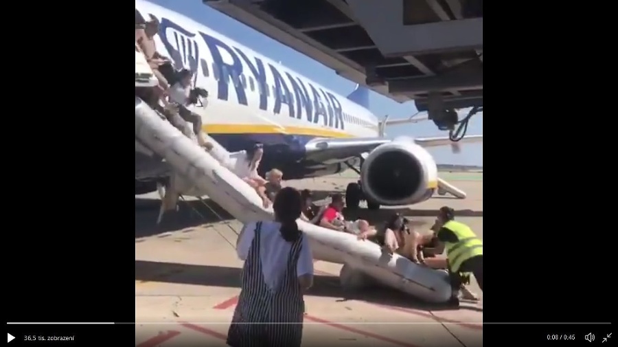 Cestujúcich museli z lietadla