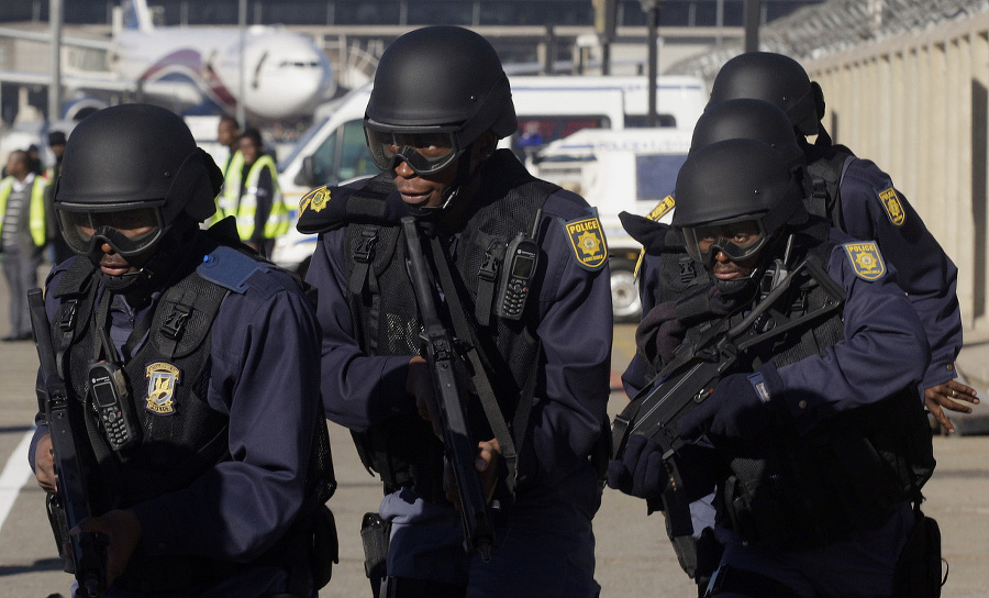 Juhoafrickí policajti, ktorí strážia