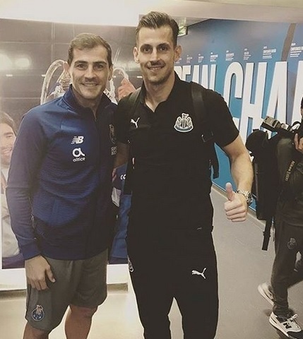 Dúbravka (vpravo) s Casillasom