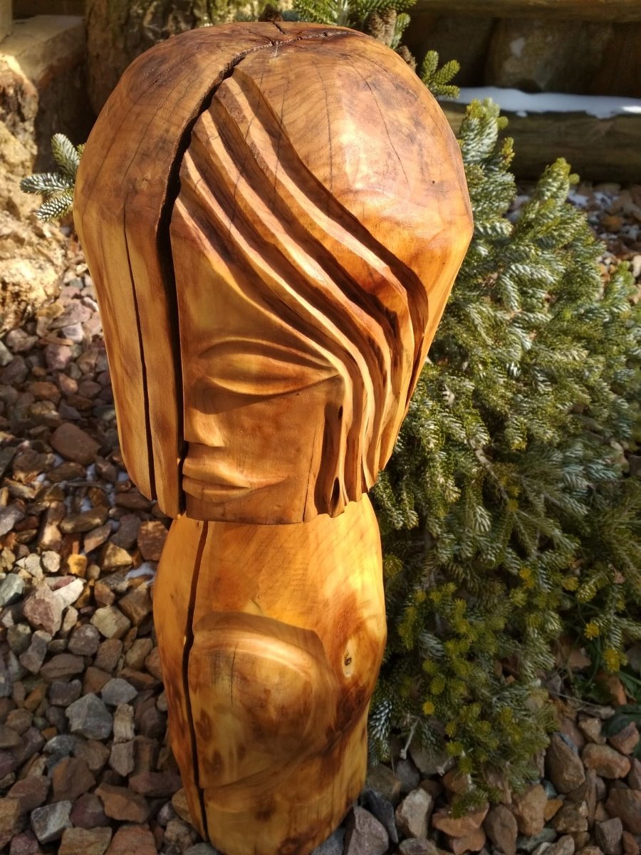 Peter vyrezáva krásne drevené