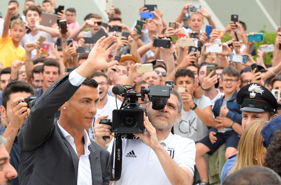 Ronaldo zdraví fanúšikov.