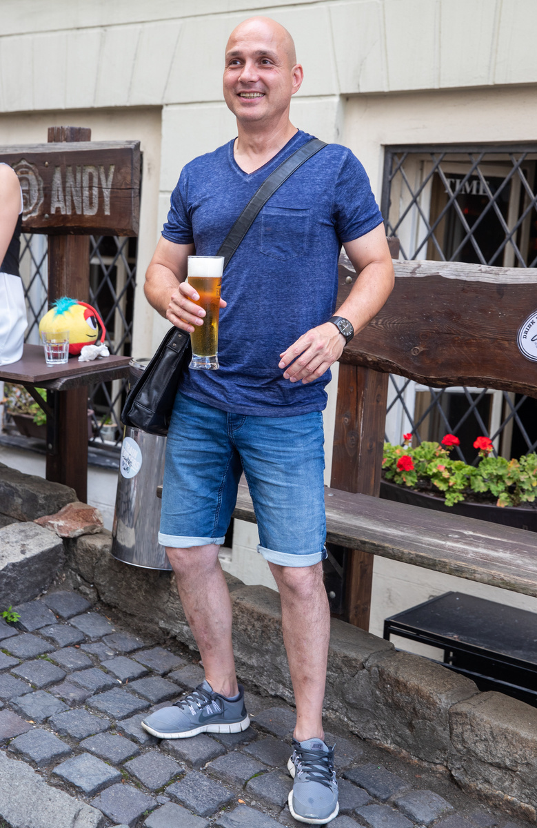 Herec si po čase doprial pivo.