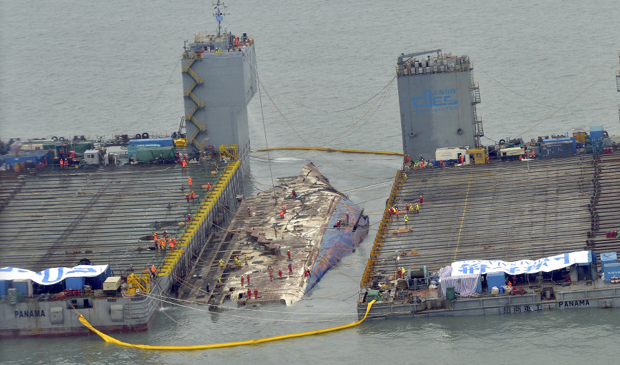 V stredu ráno sa pravobok trajektu Sewol objavil nad hladinou.