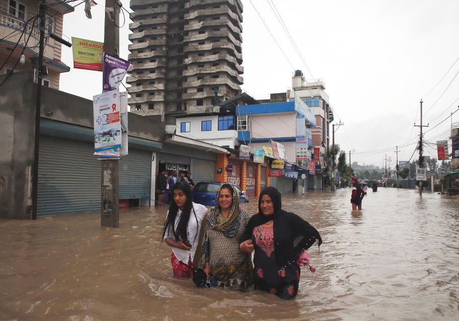 Nepál bojuje so záplavami.