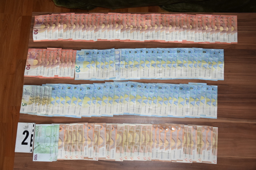Z kancelárie mali odcudziť 6 361 eur.