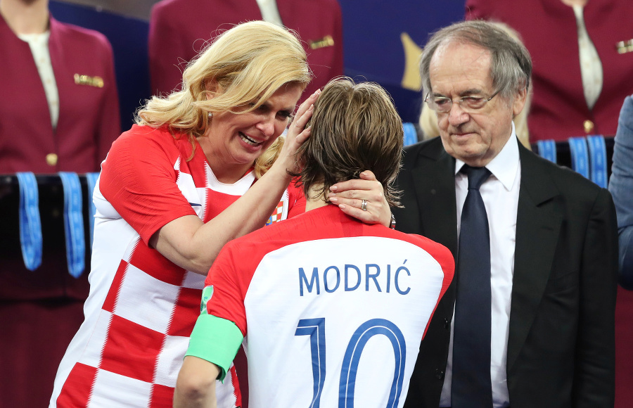 Chorvátska prezidentka gratuluje kapitánovi Chorvátov Lukovi Modričovi.