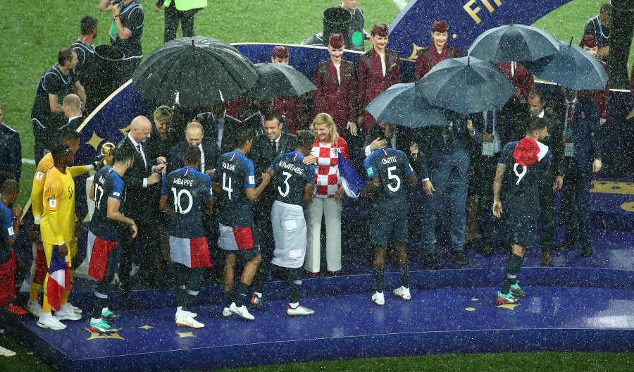 Chorvástka prezidentka dlho mokla na trávniku bez dáždnika.