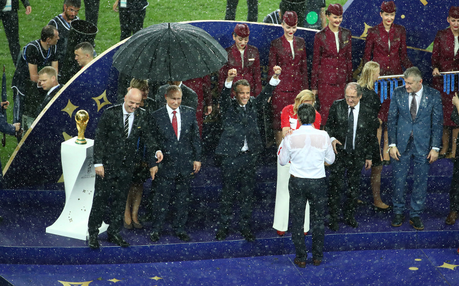 Najskôr mal dáždnik nad hlavou iba ruský prezident Putin.