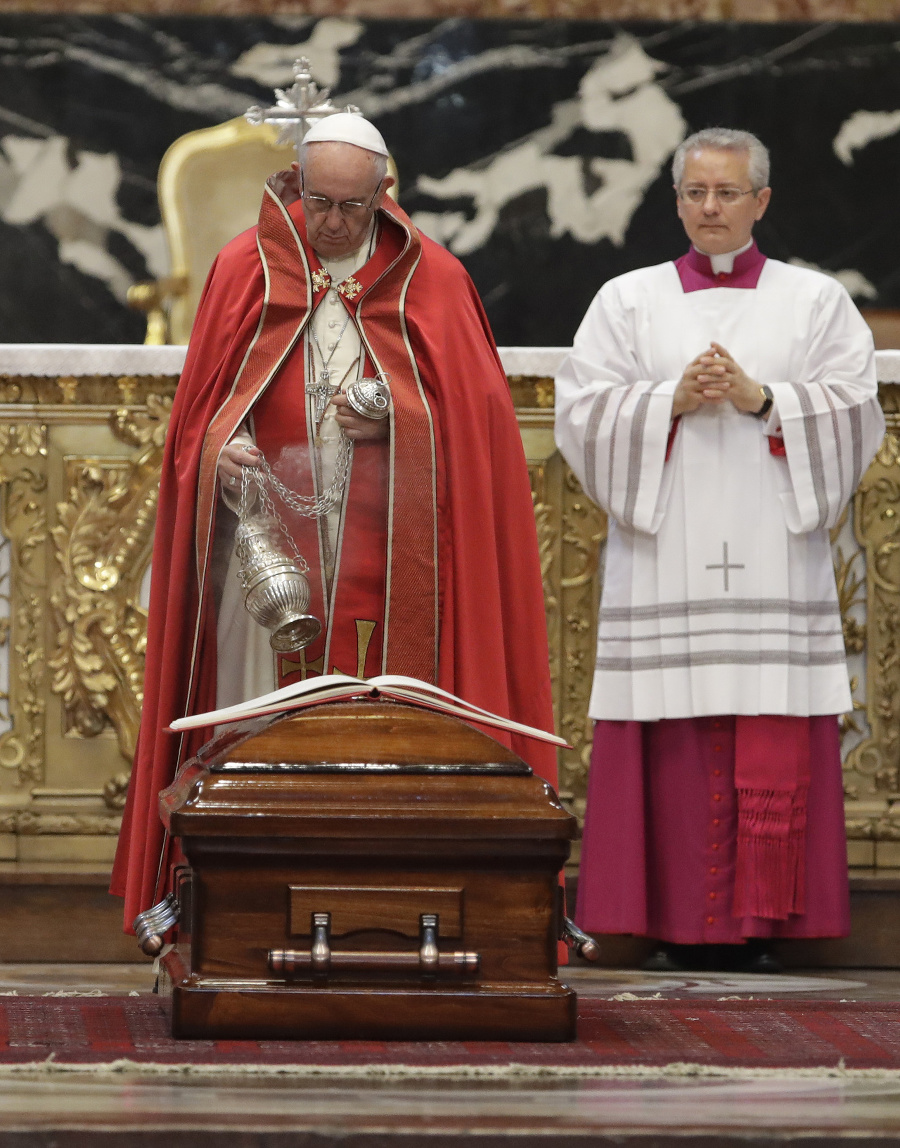 Pápež František na pohrebe