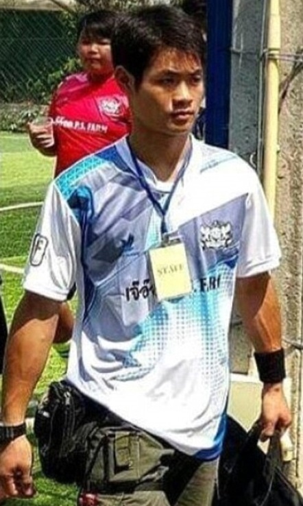 Tréner Ekapol Chantawong (25).