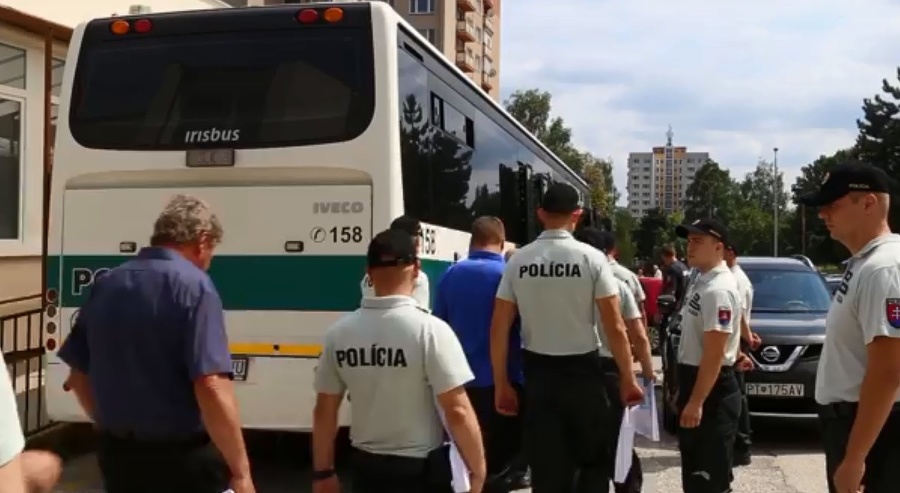 Zadržaných eskortovali policajným autobusom