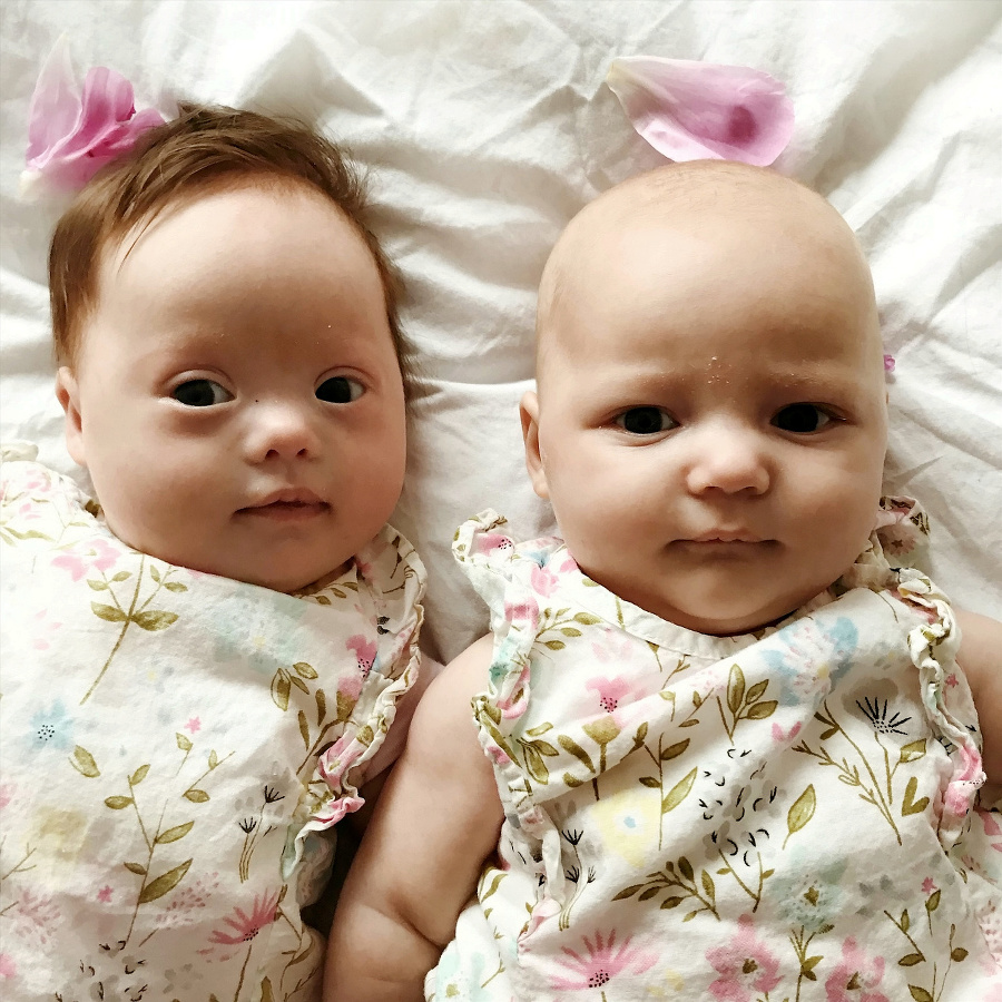 Harper(vľavo) a jej sestrička