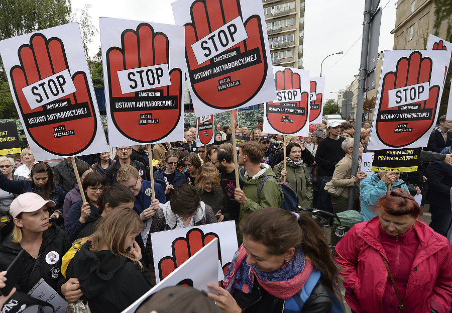 Vo Varšave protestovali stovky