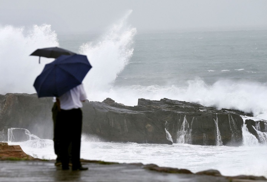 Tajfún spôsobil silné vlny.