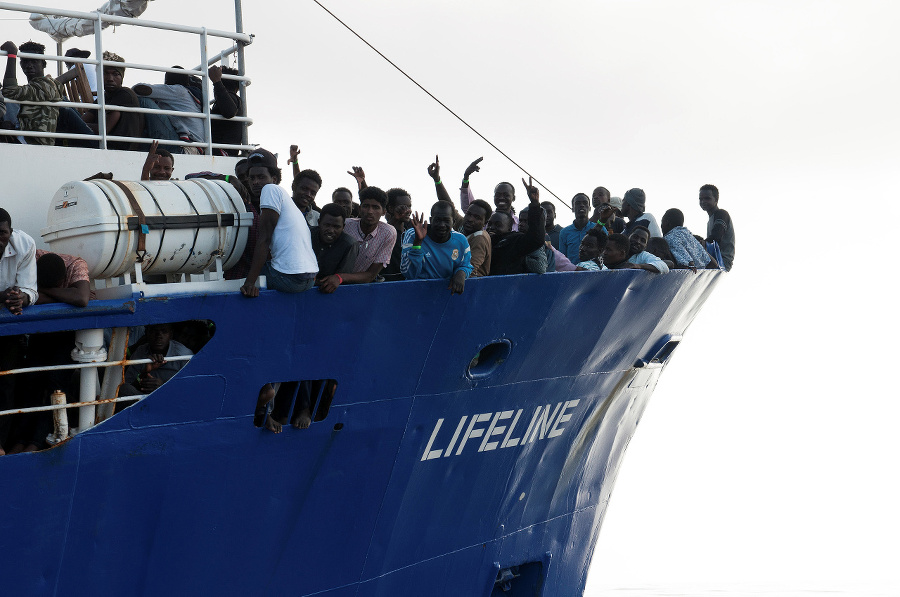 Loď s 224 migrantmi