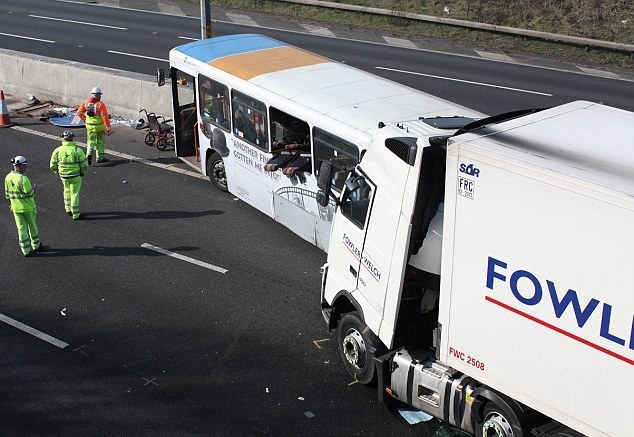 Po nehode policajti cestu