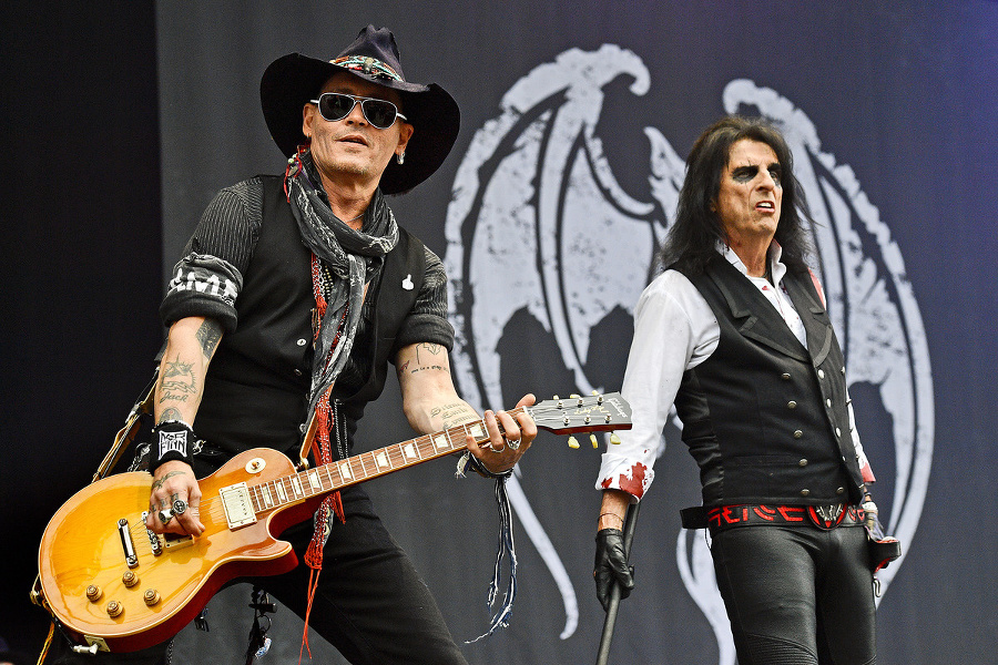 Johnny Depp a Alice Cooper spoločne na pódiu.