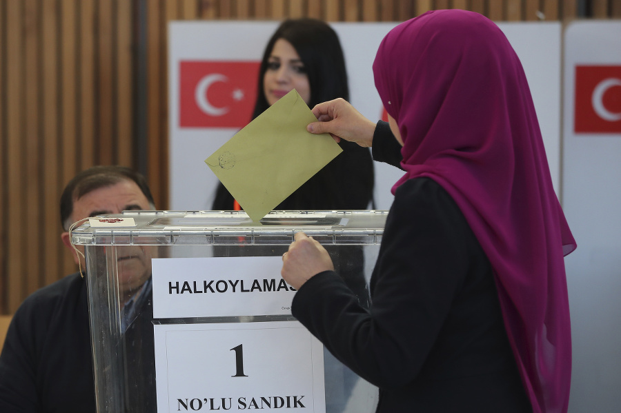 Turci hlasujú v referende.