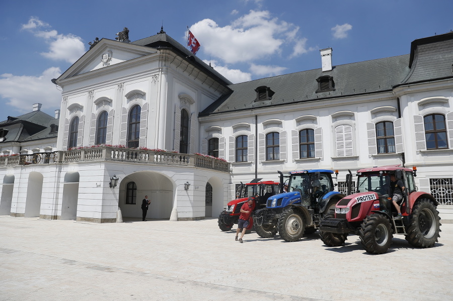 Traktory pred prezidentským palácom.
