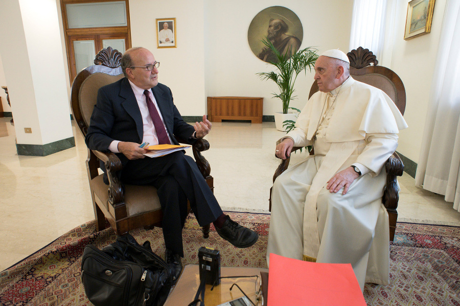 Pápež František počas rozhovoru