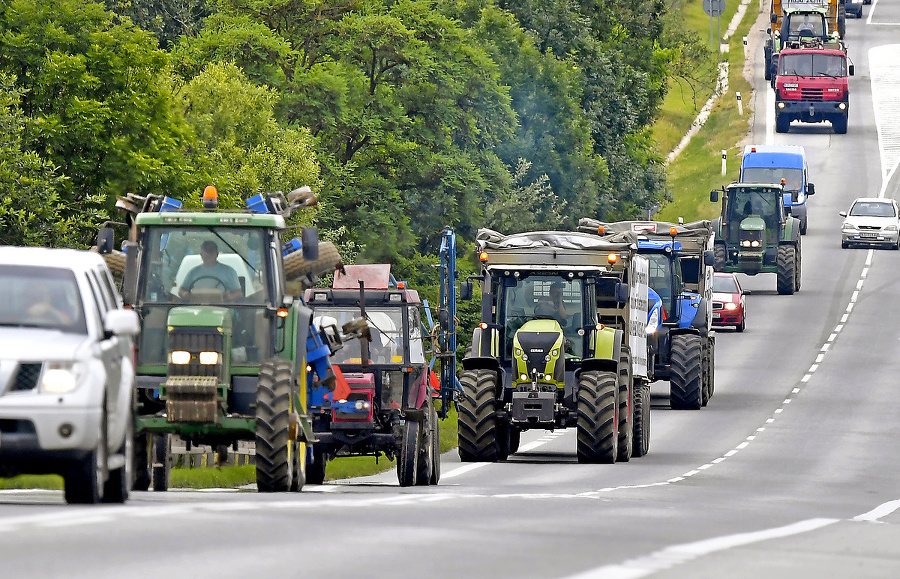 Roľníci prešli na traktoroch