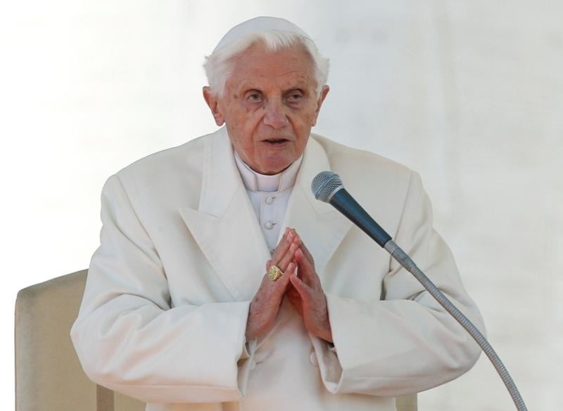 Pápežovi Benediktovi XVI. ubúdajú