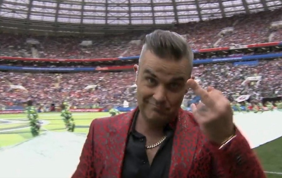 Robbie Williams pozdravil kamery.