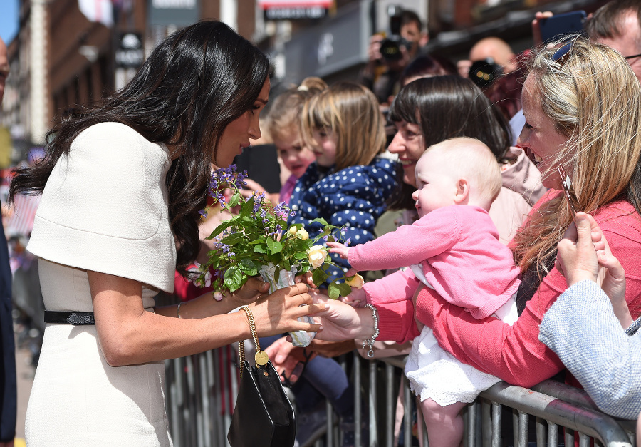 Meghan a kráľovná pozdravili