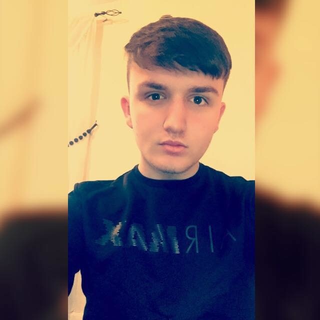 Aiden s účesom nebol spokojný.