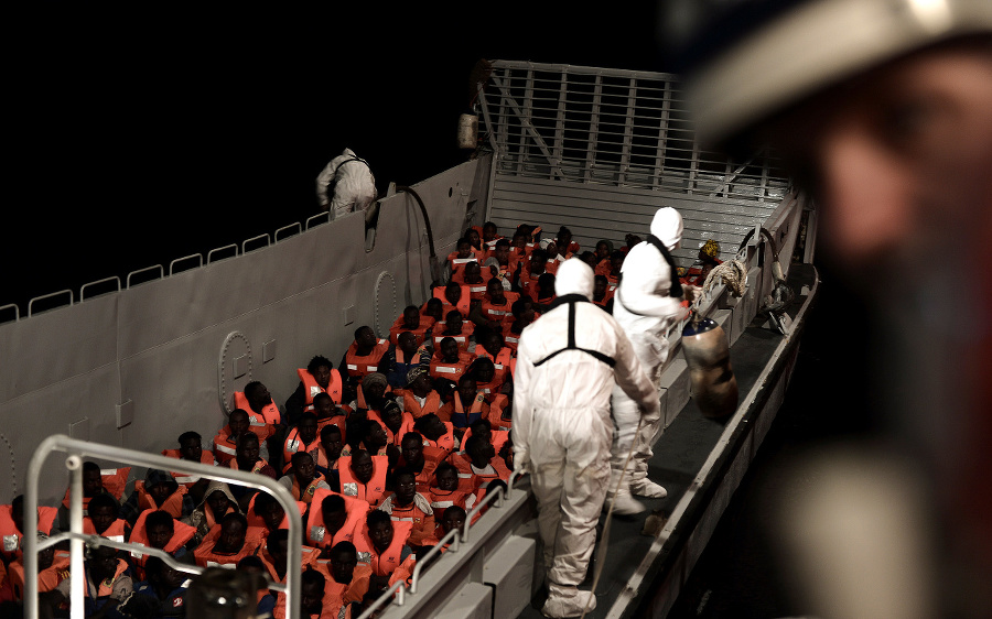 Loď so 600 migrantami