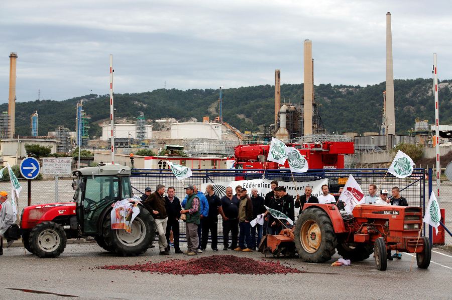 Francúzski poľnohospodári zablokovali sklady