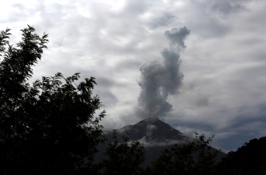 Sopka Fuego naďalej vybuchuje.
