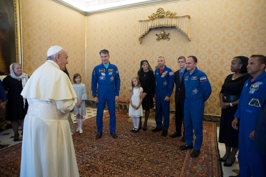 Pápež privítal astronautov vo