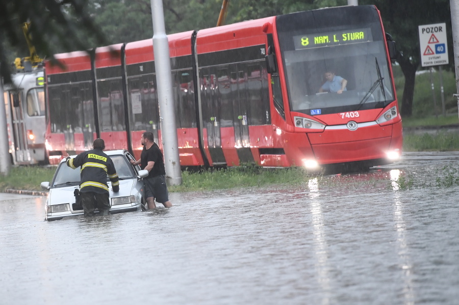 Bratislavu zaplavila voda. 