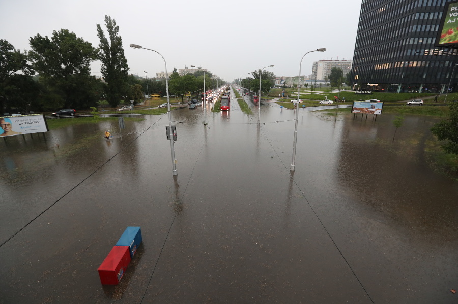 Bratislavské cesty sú zaplavené.