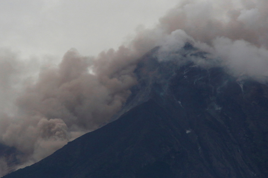 Sopka Fuego v Guatemale.