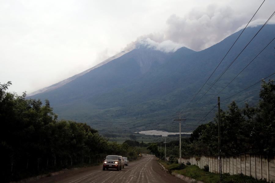 Sopka Fuego v Guatemale.