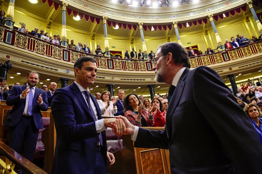 Mariano Rajoy (vpravo) gratuluje