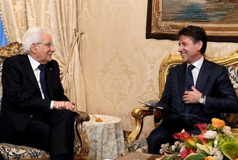 Prezident Sergio Mattarella (vľavo)