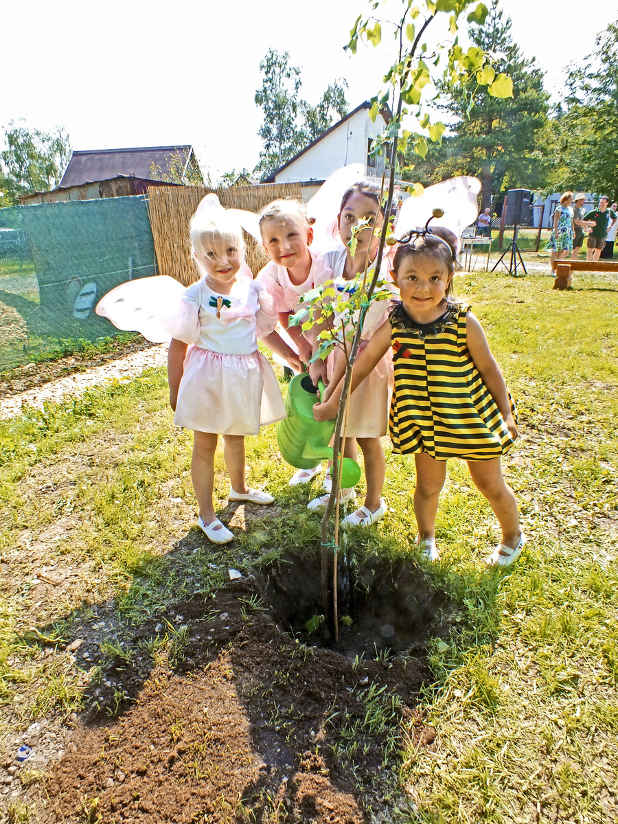 Zľava Nelka (4), Viktória