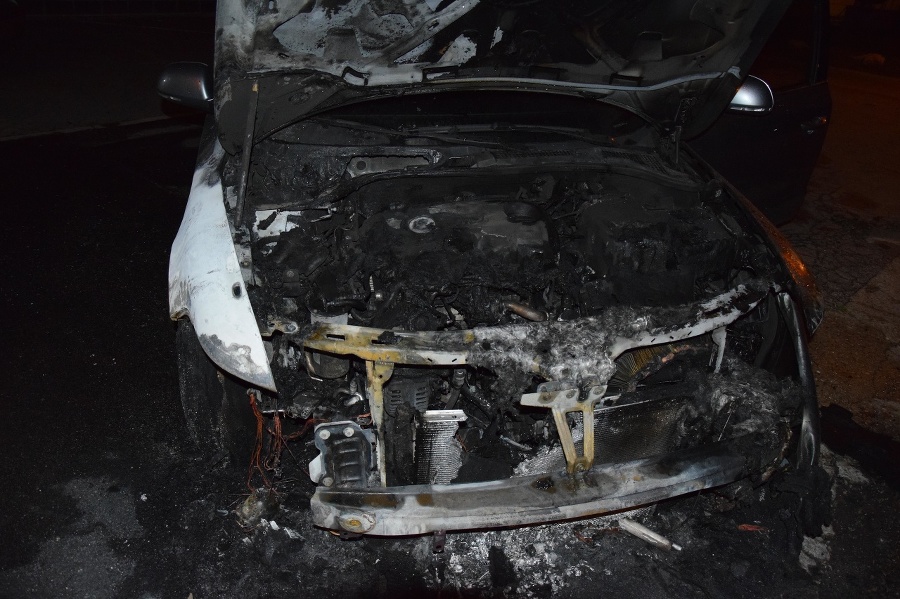 Páchateľ podpálil štyri autá.