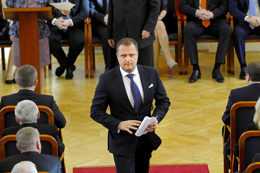 A. Hrnčiar neskrýva rozčarovanie.