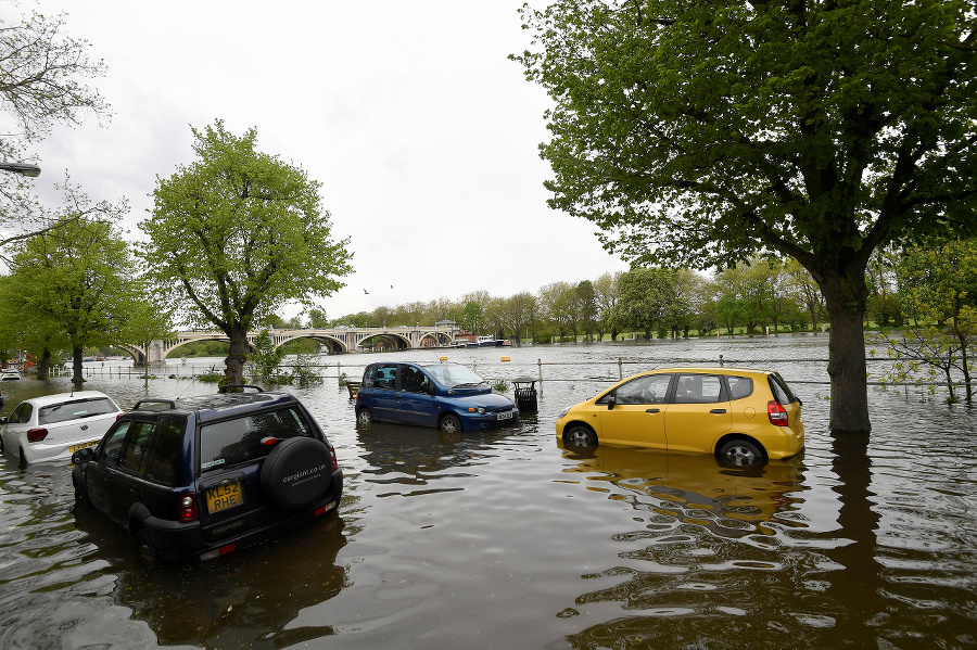 Britániu sužujú záplavy. 