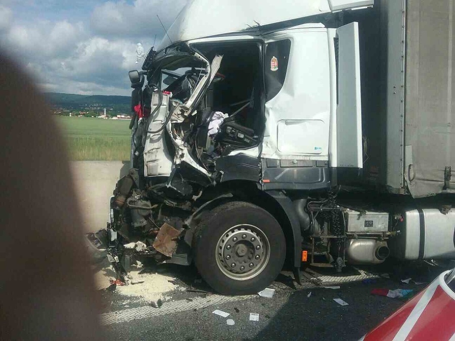 Nehoda kamiónov na diaľnici