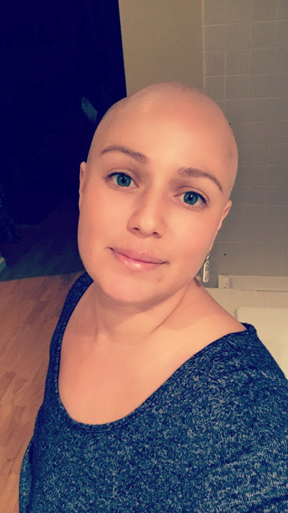 Tifanie prekonala rakovinu prsníka.
