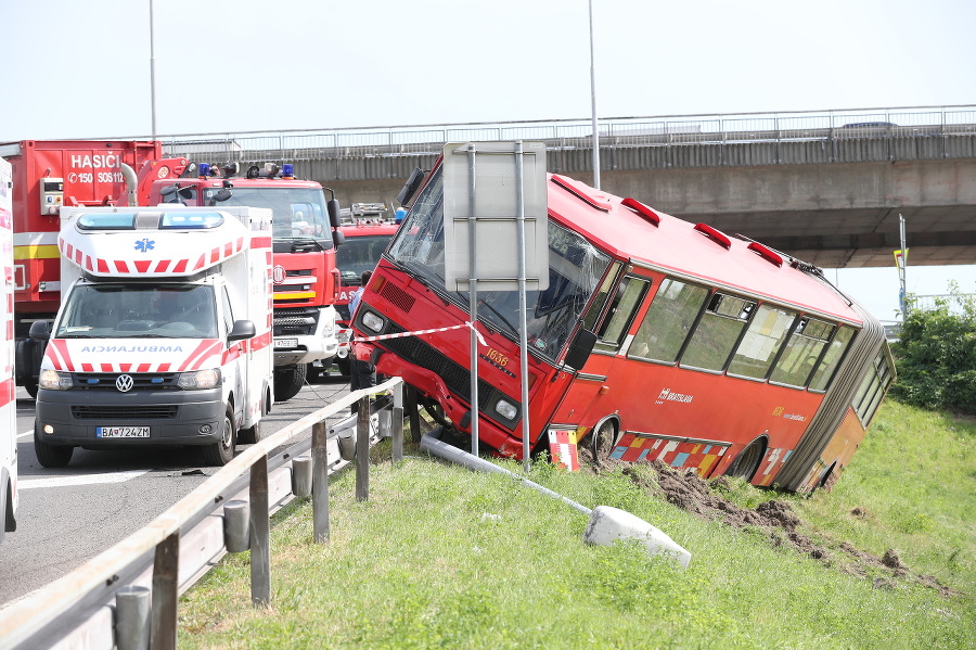 Nehoda autobusu v Bratislave.