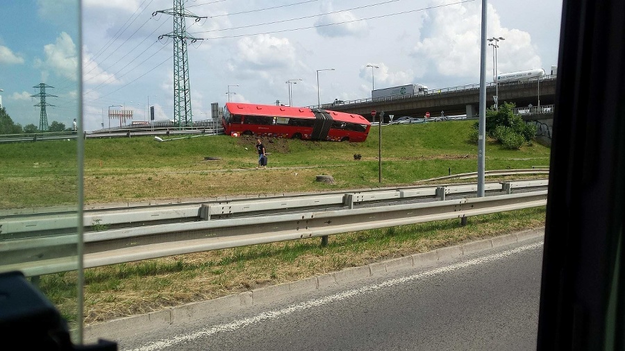 Autobus skončil mimo cesty.