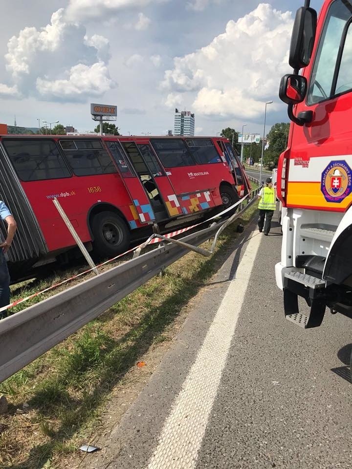 Nehoda autobusu v Bratislave.