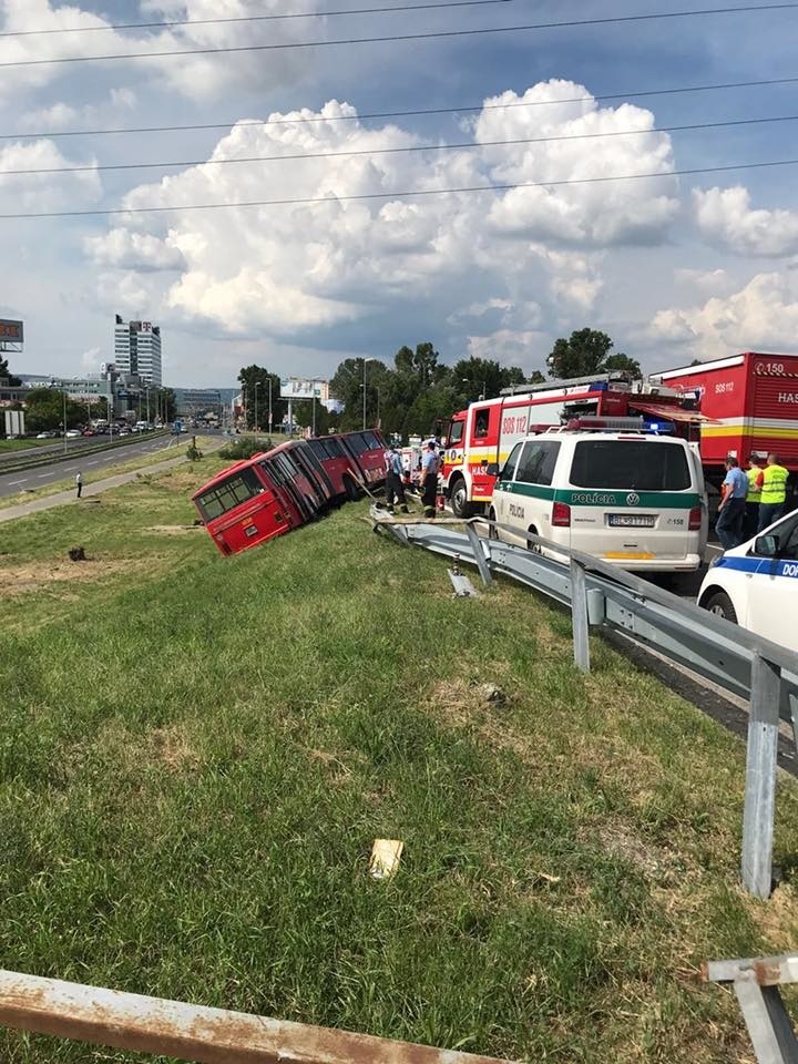 Nehoda autobusu v Bratislave.